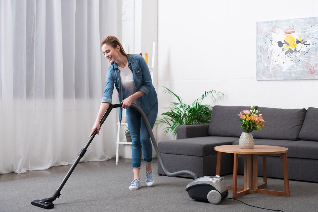 atraktivní žena s vysavačem prostor doma pro čištění - Fotografie, Obrázek