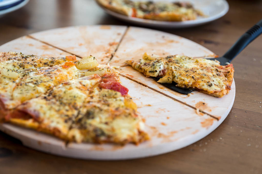 viipaleet aito kotitekoinen juusto pizza puinen levy ja pöytä
 - Valokuva, kuva