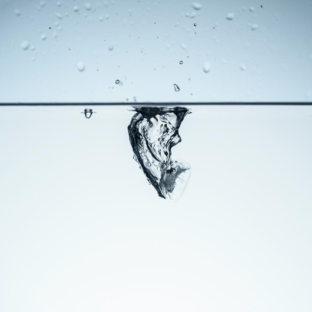 Eiswürfel in Wasser mit Spritzwasser, isoliert auf weiß - Foto, Bild