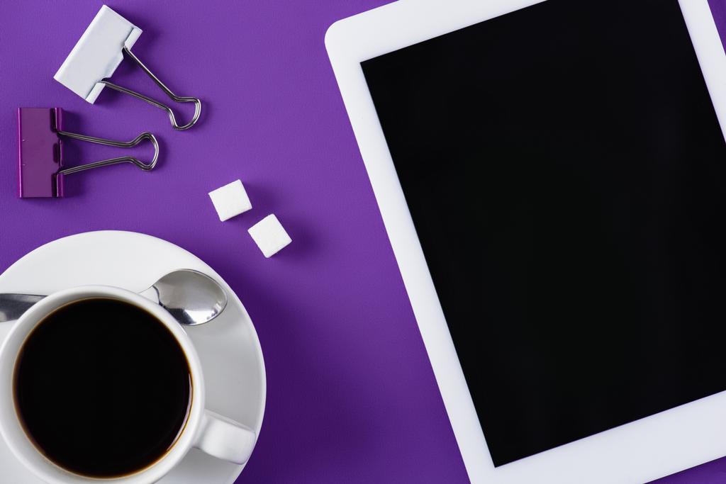 コーヒー カップとタブレットで紫のワークスペースの平面図 - 写真・画像