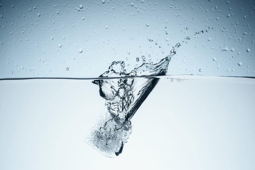 jääkuutio vedessä roiskeita ja tippoja, eristetty valkoinen
 - Valokuva, kuva
