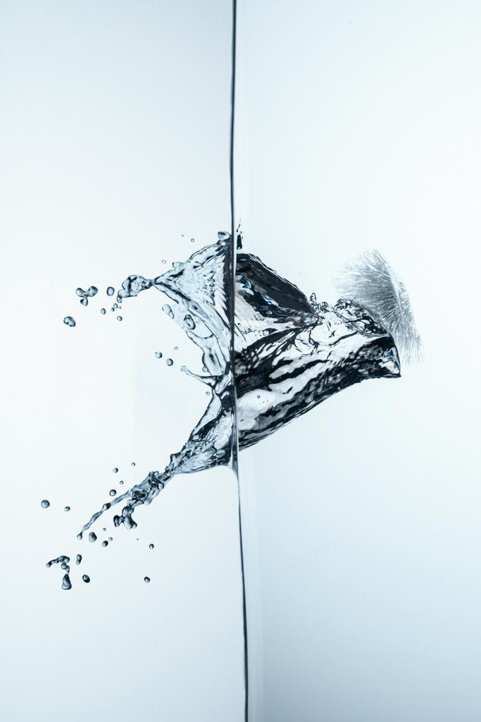 Kostka ledu v čisté vodě s úvodní a kapky, izolované na bílém - Fotografie, Obrázek