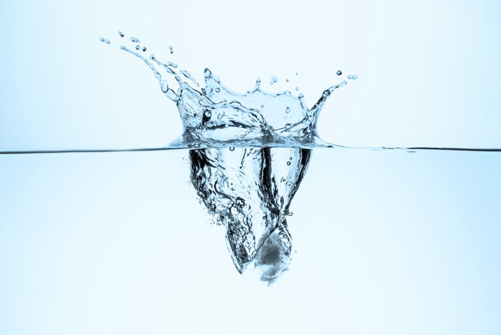 cubo de gelo em água com respingo e gotas, isolado em branco
  - Foto, Imagem