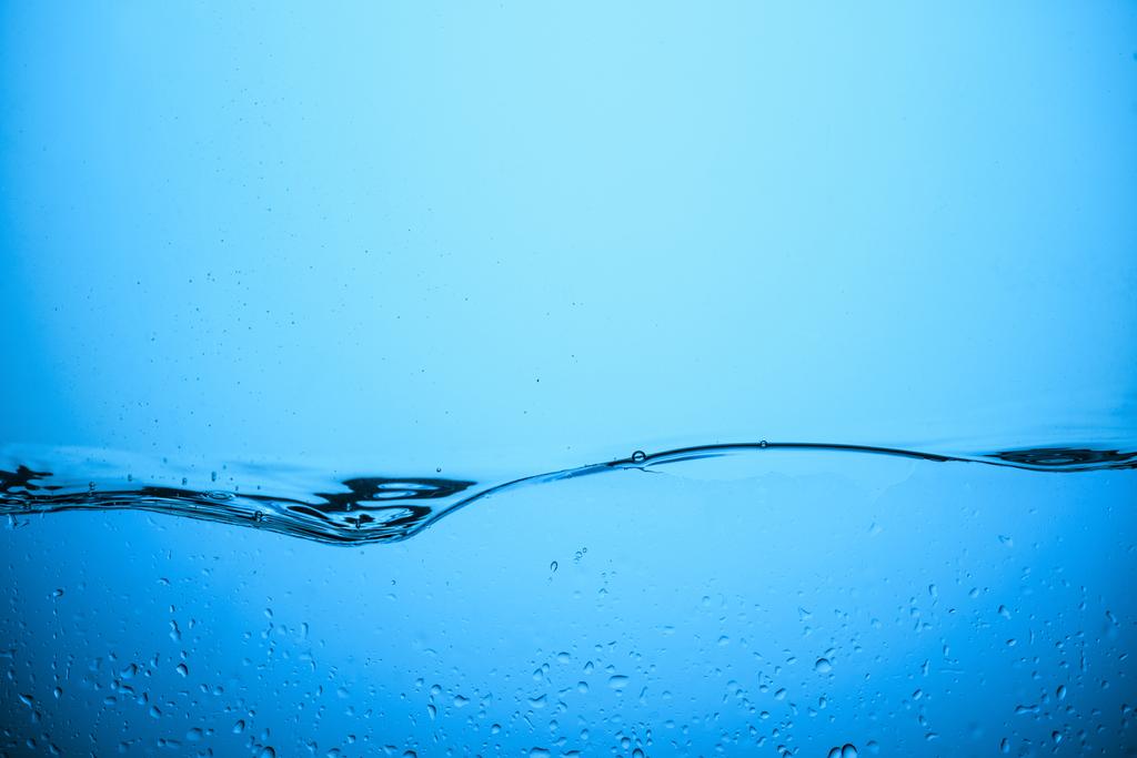 ρέει νερό φόντο με σταγόνες, απομονώνονται σε μπλε - Φωτογραφία, εικόνα