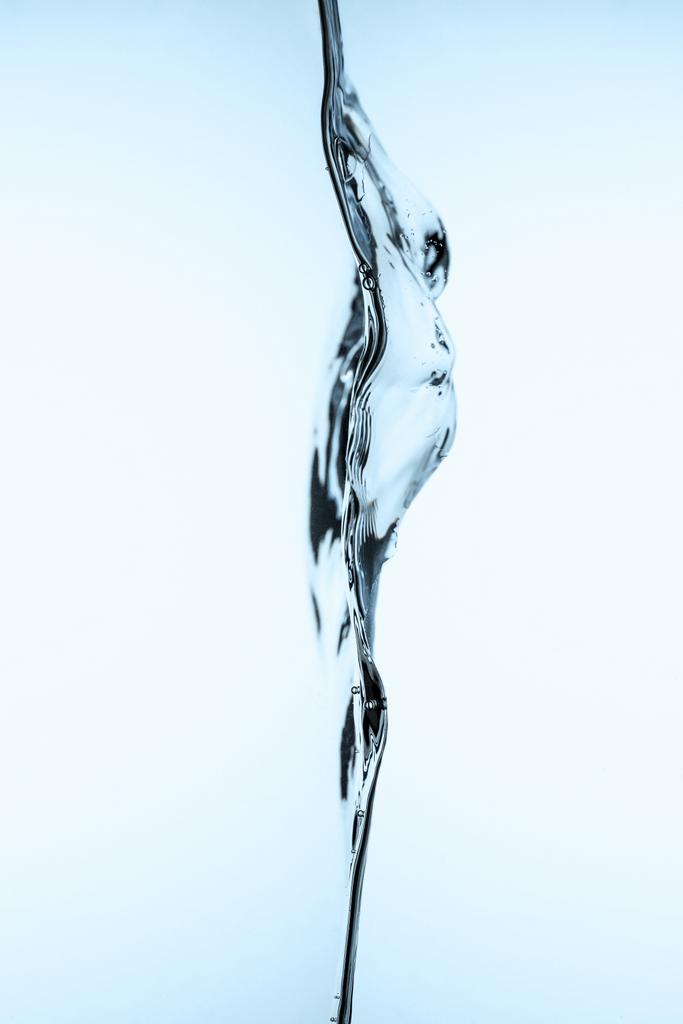 helder water gieten, geïsoleerd op wit - Foto, afbeelding