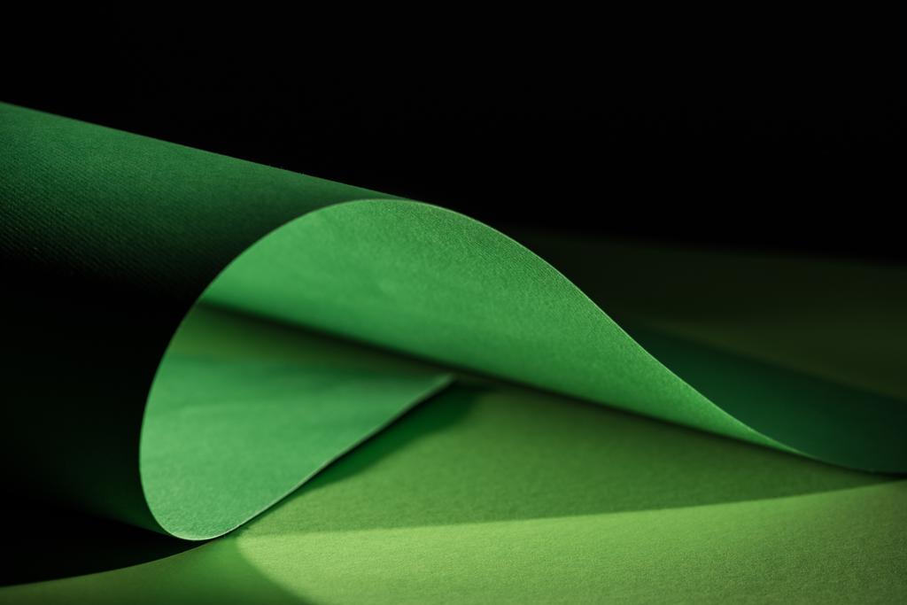 πράσινο στρέβλωση χαρτί για διακόσμηση σε μαύρο  - Φωτογραφία, εικόνα