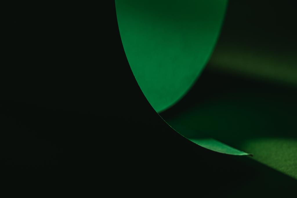 Grünes Zerrpapier zur Dekoration auf Schwarz  - Foto, Bild