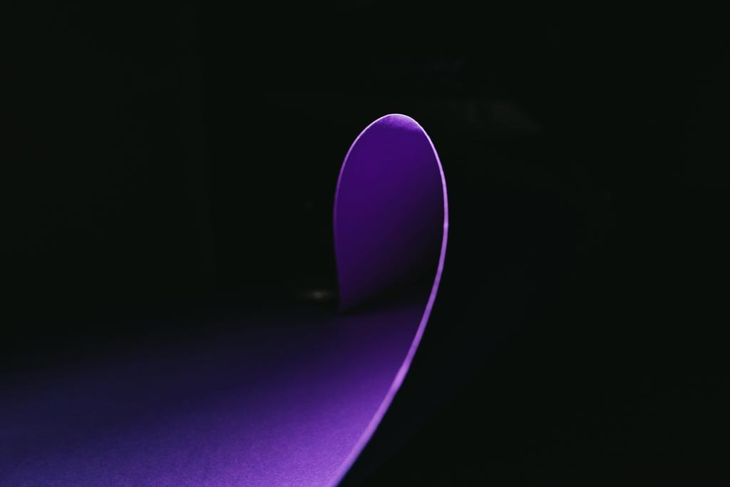 Wypaczanie fioletowy papier w kształt fali na czarny - Zdjęcie, obraz