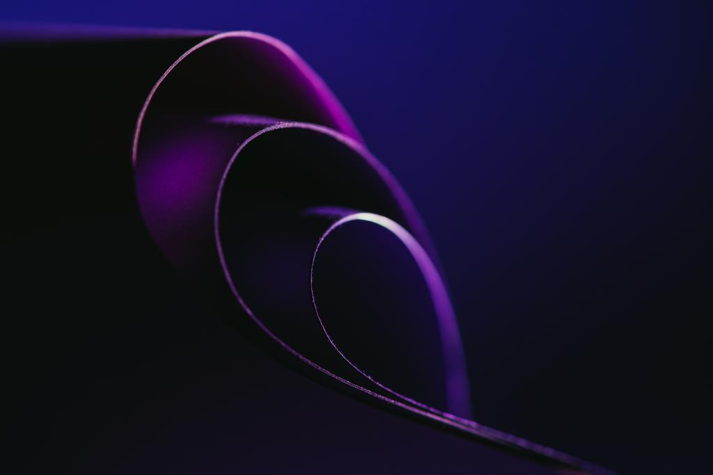 дуги фіолетового паперу на темно-синьому
 - Фото, зображення
