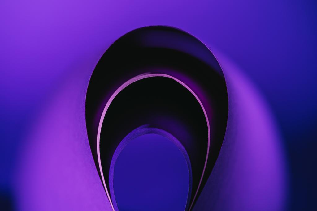 Łuki z wypaczenia fioletowy papier na fioletowy  - Zdjęcie, obraz