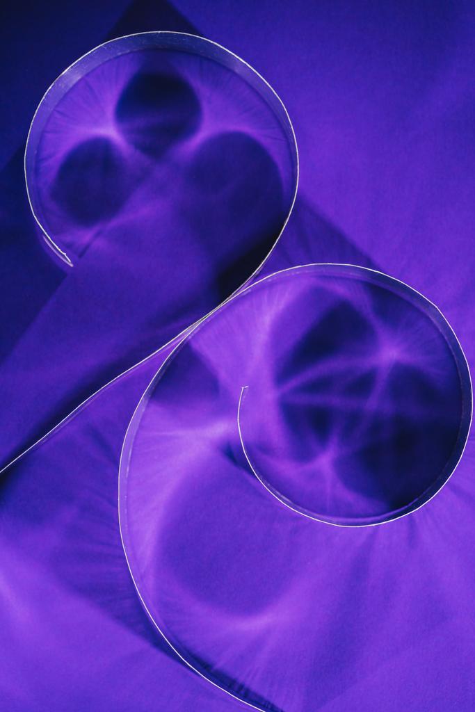 vista elevada de espirales de papel brillante sobre púrpura
 - Foto, Imagen