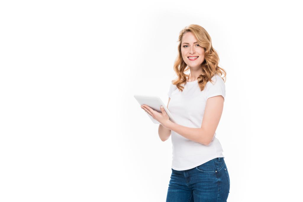 Portret van lachende vrouw met digitale tablet geïsoleerd op wit - Foto, afbeelding