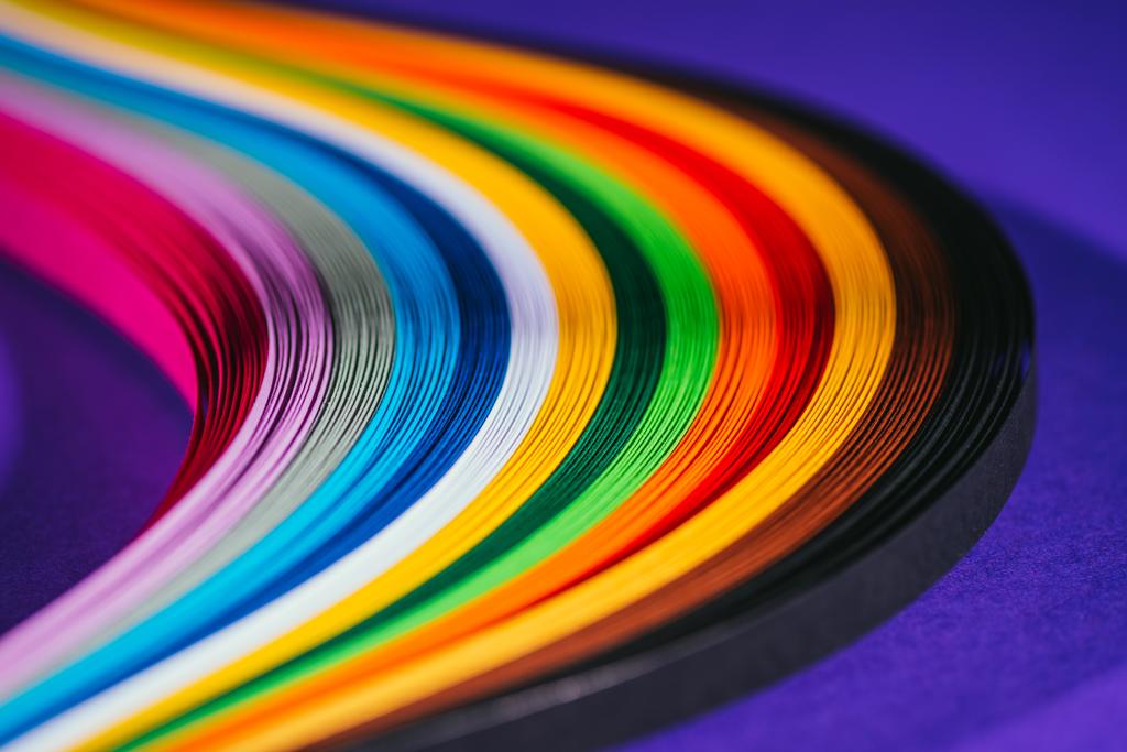 renkli parlak quilling kağıt üzerinde şeritler mor - Fotoğraf, Görsel