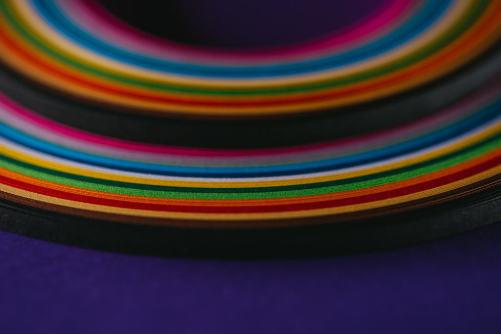 кольорові квіллінг паперові криві на фіолетовому
 - Фото, зображення