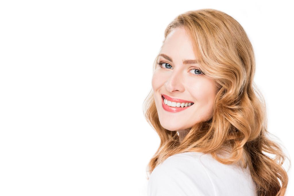 portrét atraktivní usmívající se žena při pohledu na fotoaparát izolované na bílém - Fotografie, Obrázek
