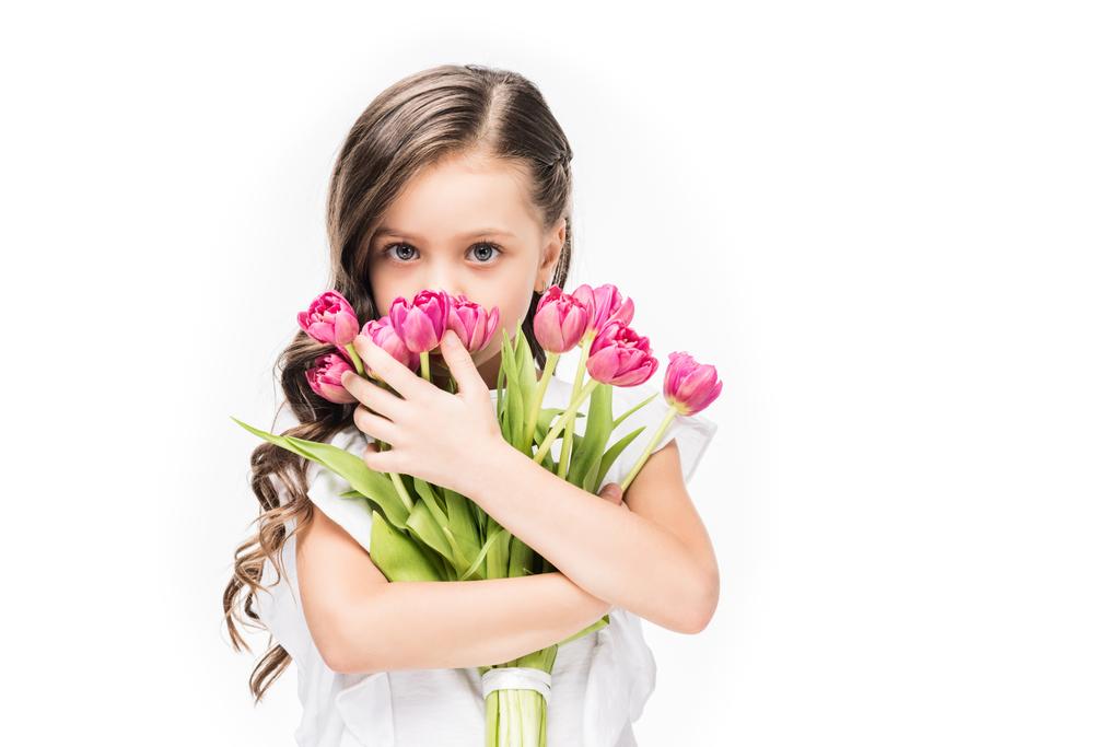 retrato de niño lindo con ramo de flores en manos aisladas en blanco, concepto de día de las madres
 - Foto, Imagen