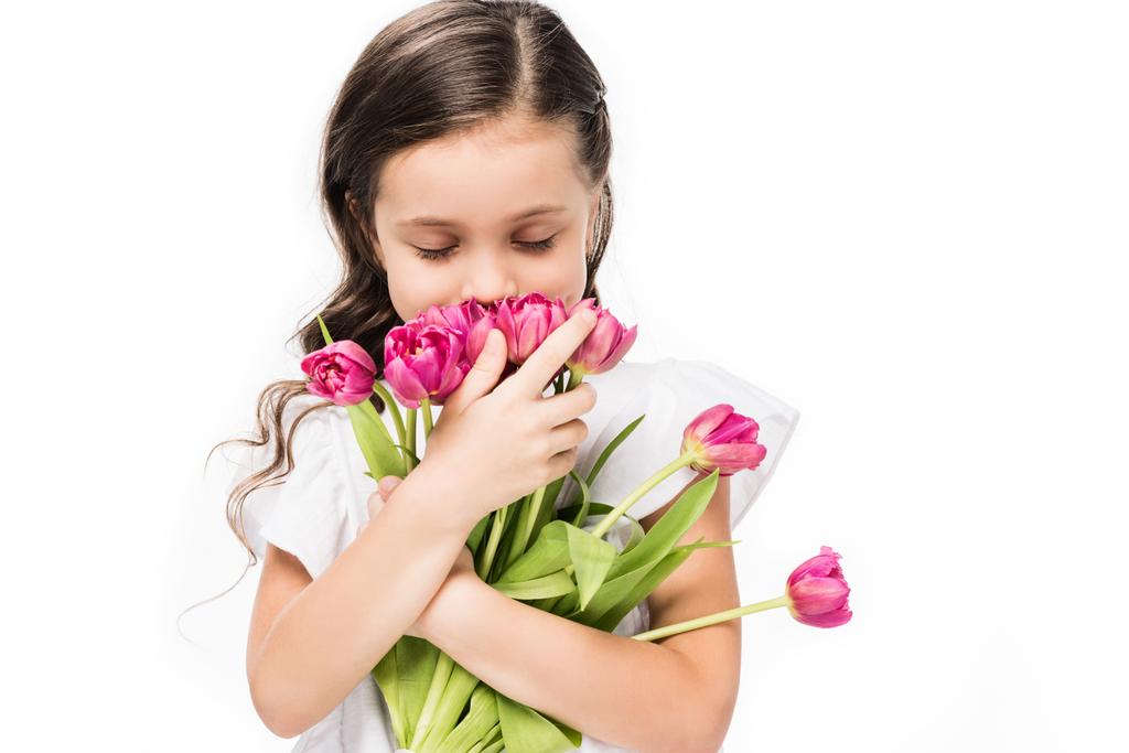 a csokor virág, kezében, elszigetelt fehér, anyák napi koncepció aranyos gyermek portréja - Fotó, kép
