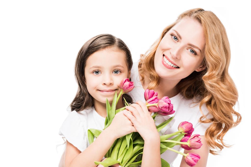 portrait de mère heureuse et petite fille avec bouquet de fleurs isolées sur blanc, concept de fête des mères
 - Photo, image