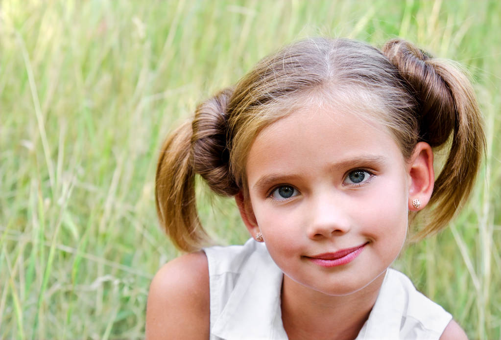 portret śliczny uśmiechający się dziewczynka w letni dzień  - Zdjęcie, obraz