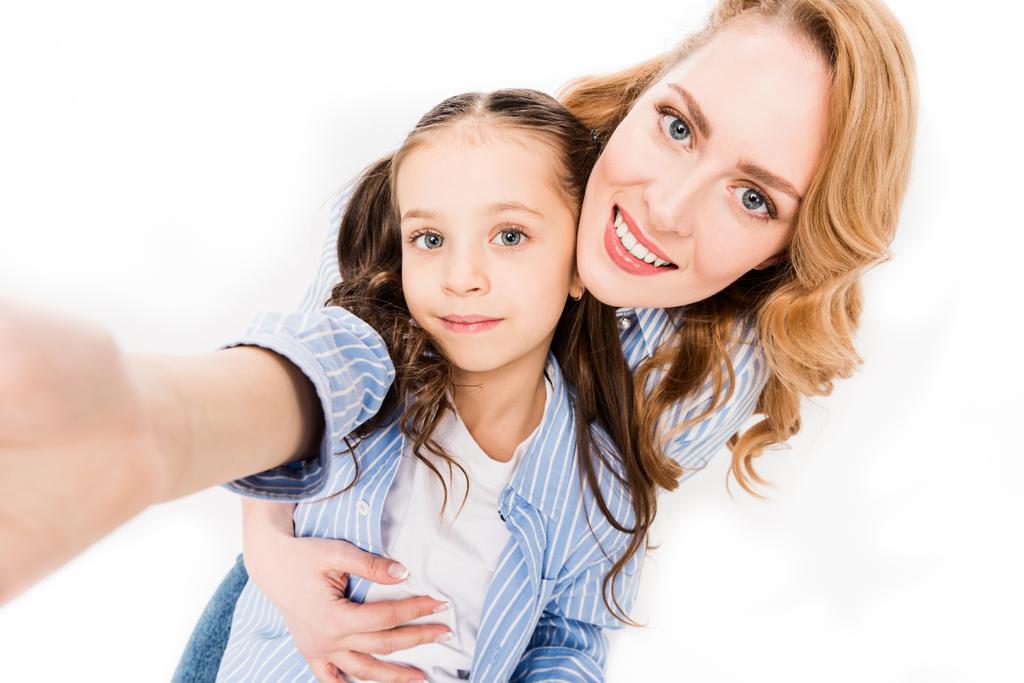 camera oogpunt van moeder en dochter nemen selfie samen geïsoleerd op wit - Foto, afbeelding