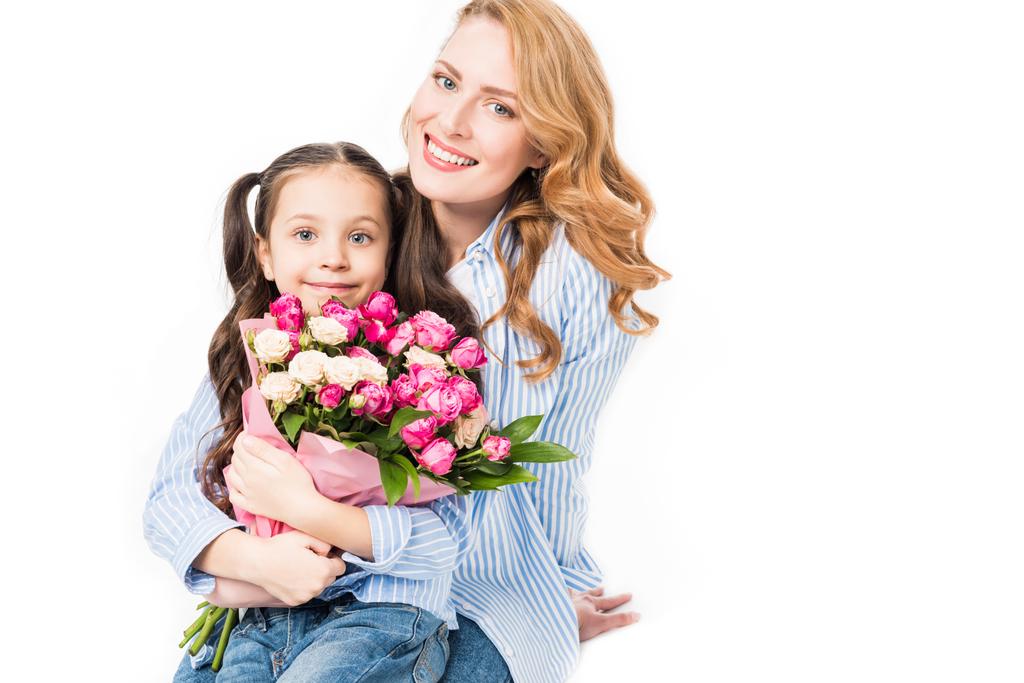 vrolijke moeder en dochtertje met boeket bloemen geïsoleerd op wit, moeders dag concept - Foto, afbeelding