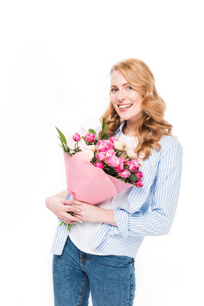 Portret van lachende vrouw met boeket bloemen geïsoleerd op wit - Foto, afbeelding