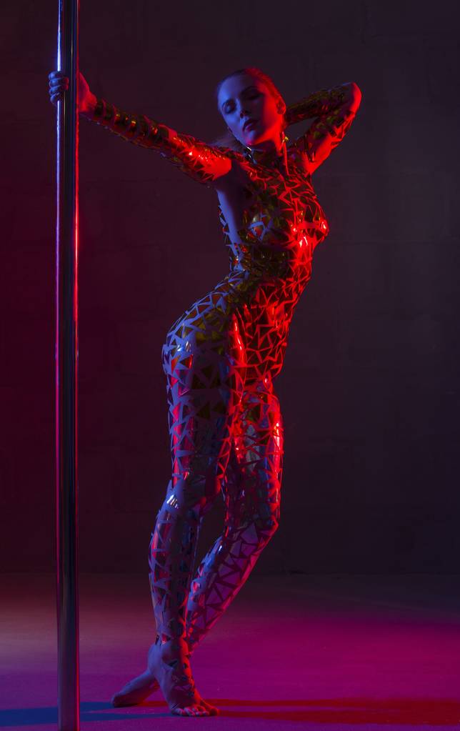Bailarina de pilón desnuda con cinta de oro bodyart shot
 - Foto, imagen