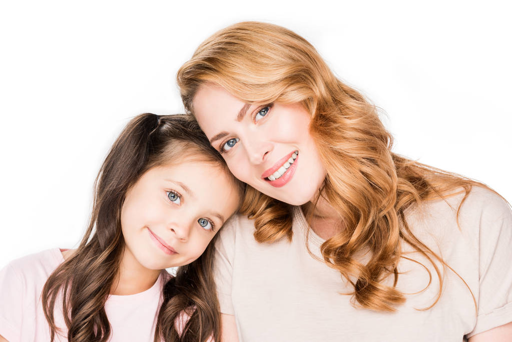 Muotokuva hymyilevä äiti ja tytär eristetty valkoinen
 - Valokuva, kuva