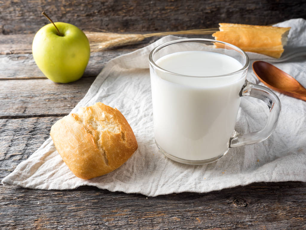 Village Petit déjeuner Pain de lait Pommes sur serviette Table en bois
 - Photo, image