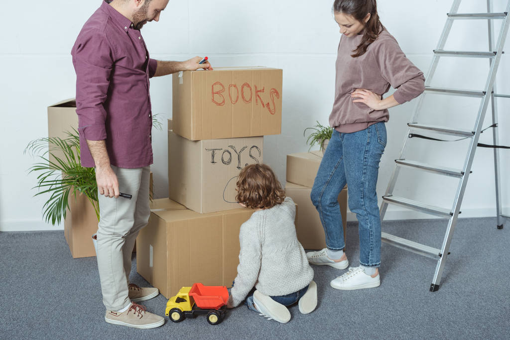 新しい家に移動しながらボックスの署名 1 つ子と幸せな家庭のクロップ撮影  - 写真・画像