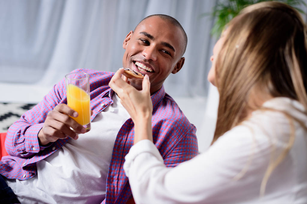 caucasiano namorada alimentando Africano americano namorado
 - Foto, Imagem