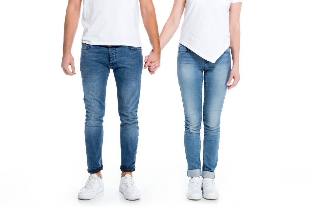 Низкий вид секции пары, держащейся за руки, изолированные на белом
 - Фото, изображение