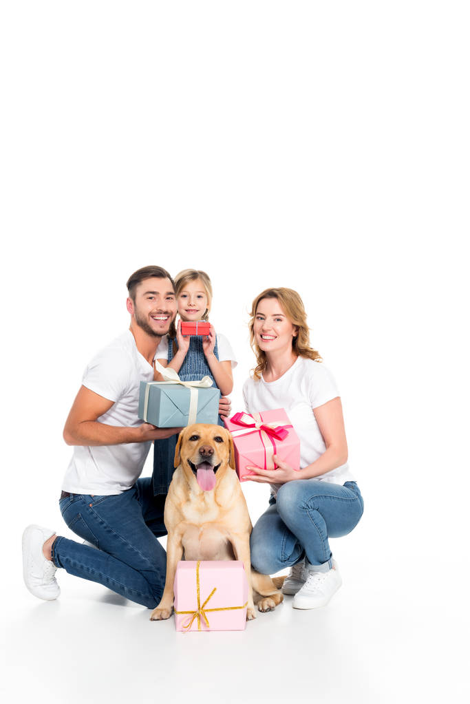 usmívající se rodina a pes zlatý retrívr s dárky, izolované na bílém - Fotografie, Obrázek