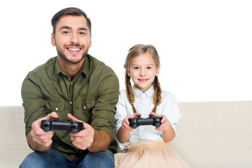 sonrientes padre e hija jugando videojuegos juntos aislados en blanco
 - Foto, imagen
