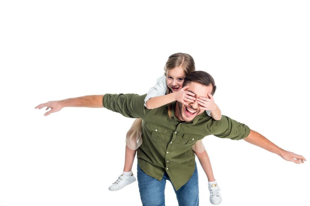 feliz padre e hija piggybacking juntos aislado en blanco
 - Foto, Imagen
