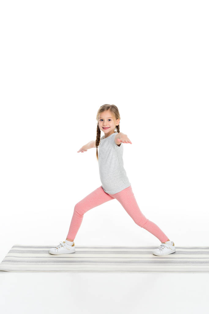 bambino che pratica yoga su tappetino yoga isolato su bianco
 - Foto, immagini