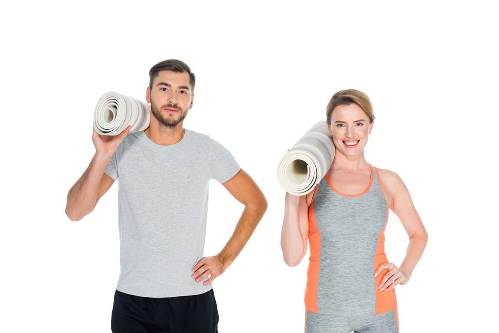 портрет спортивної пари з килимками йоги ізольовані на білому
 - Фото, зображення