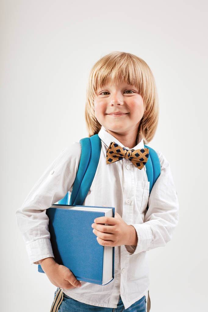Πορτραίτο του happy μαθητής με βιβλία και apple που απομονώνονται σε λευκό φόντο. Εκπαίδευση, απομονωμένη. Προσχολική σχολείο - Φωτογραφία, εικόνα