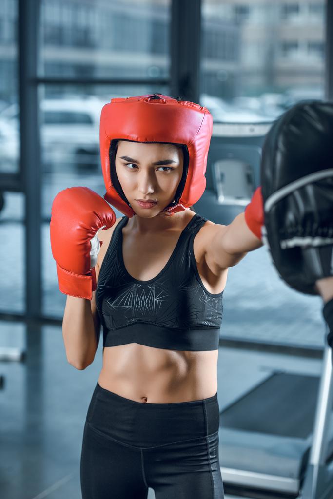 equipado deportivo entrenamiento de boxeador femenino en el gimnasio
 - Foto, imagen
