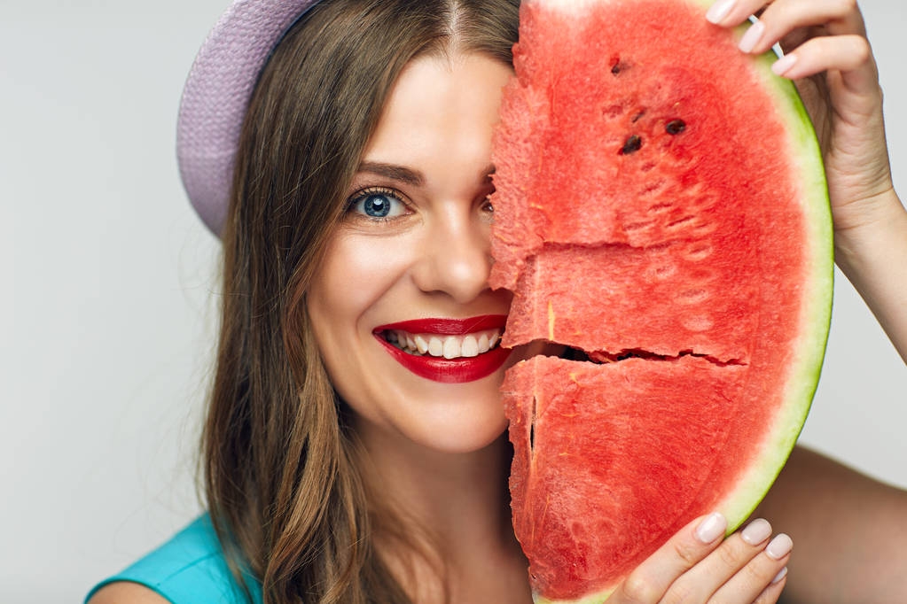 donna sorridente con le labbra rosse che tengono grande fetta di anguria
  - Foto, immagini