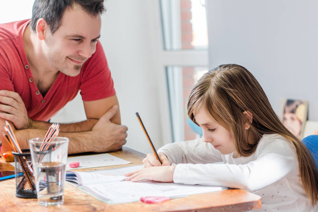 primo piano di padre aiutare figlia con i compiti a casa
  - Foto, immagini