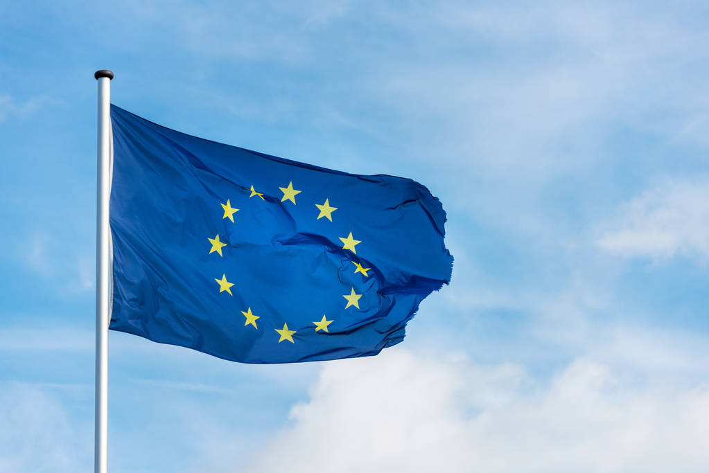 Europese vlag in de wind met blauwe lucht waggling  - Foto, afbeelding
