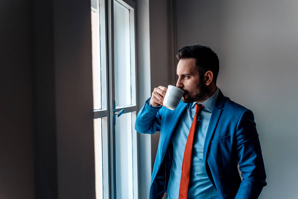 Muž v obleku s pitím kávy - Fotografie, Obrázek
