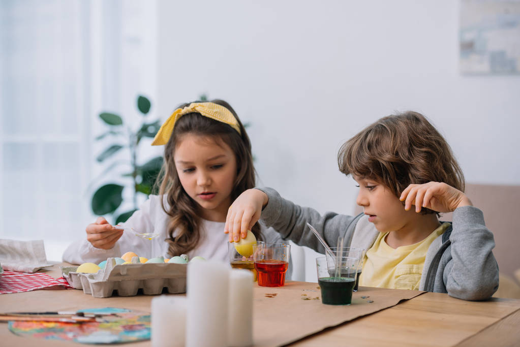 λατρευτά παιδιά ζωγραφική αυγά του Πάσχα μαζί για τις διακοπές - Φωτογραφία, εικόνα