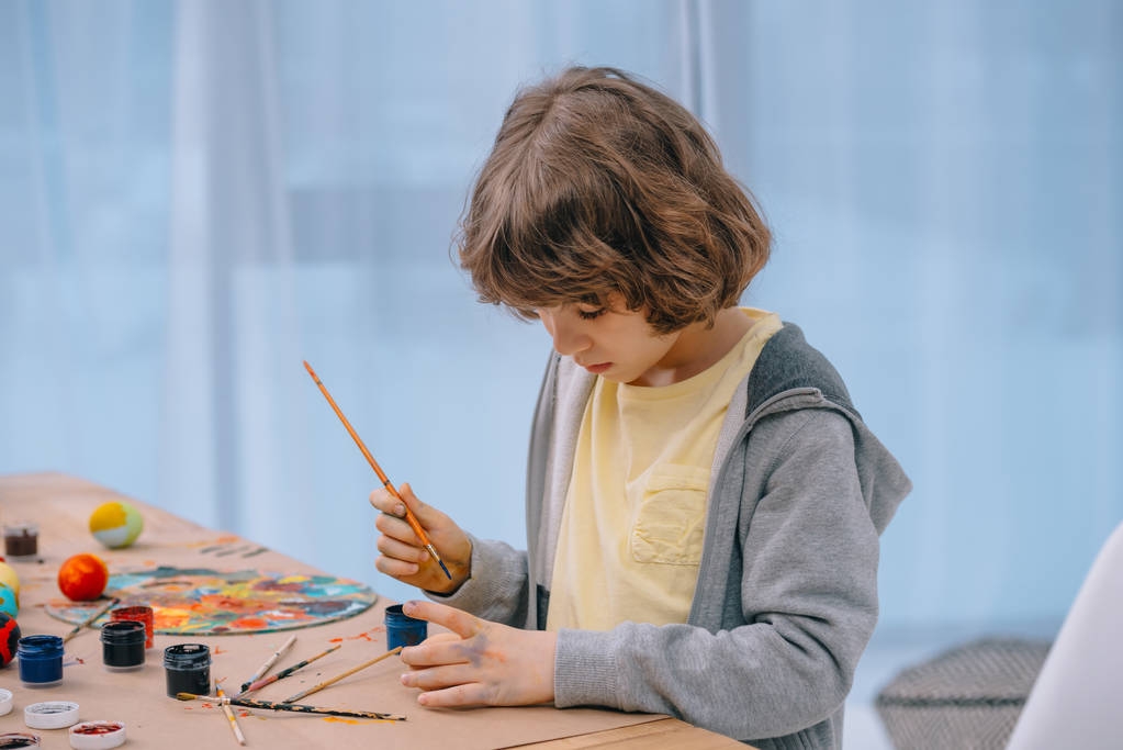 cílené malé dítě malování kraslic - Fotografie, Obrázek