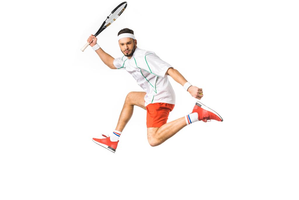 jovem desportista saltar enquanto joga tênis isolado no branco
 - Foto, Imagem