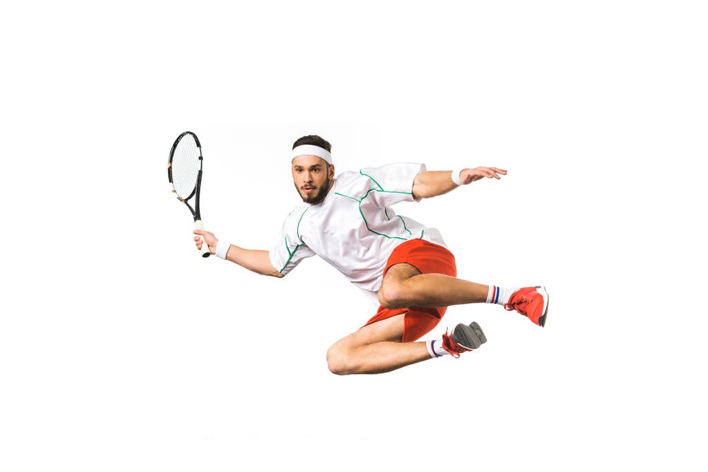 jeune sportif jouant au tennis en saut isolé sur blanc
 - Photo, image