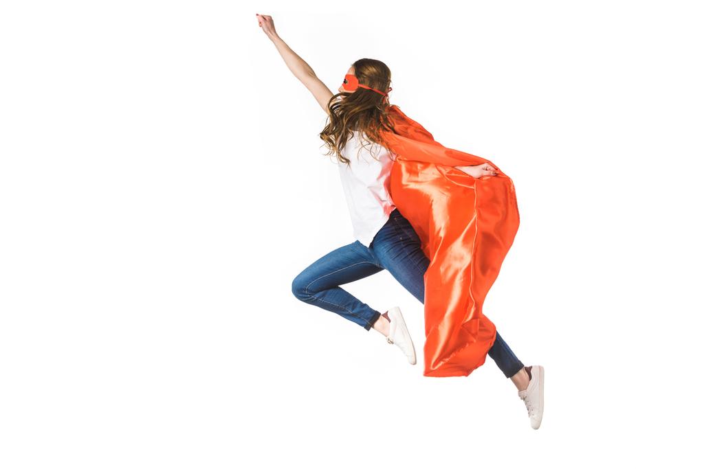mujer joven con capa roja y máscara volando aislado en blanco
 - Foto, Imagen