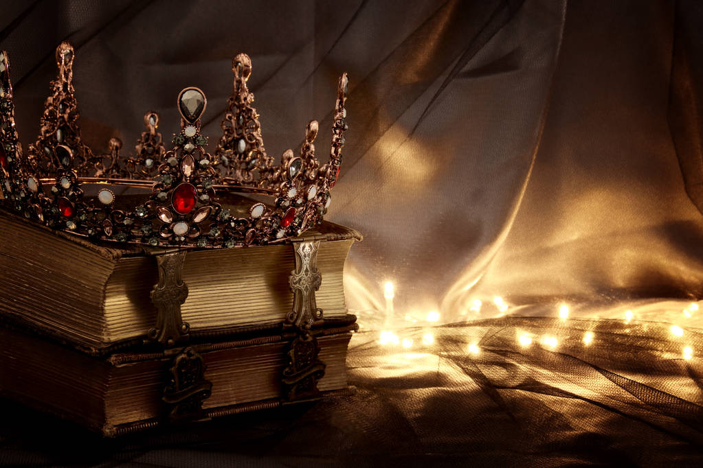 imagen de la llave baja de hermosa reina / corona del rey en el libro viejo. fantasía período medieval
 - Foto, imagen
