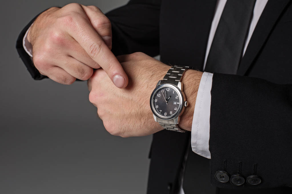 Geschäftsmann Arm demonstriert Zeit auf der Wache - Foto, Bild